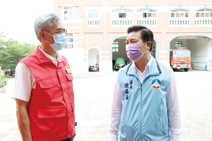 縣長陳福海視察消防局,要求消防局全面檢視所屬裝備之完善狀況,確保消防員執勤時之生命安全。(縣府提供)