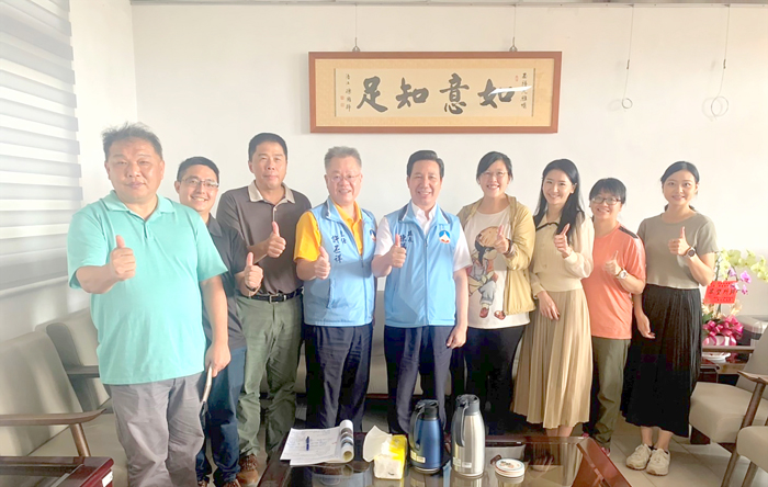 縣長陳福海日昨前往金門縣農業試驗所,關心金門農業發展現況,也慰問所有員工,關心同仁工作情況,協助梳理及解決窒礙之難題。(農試所提供)