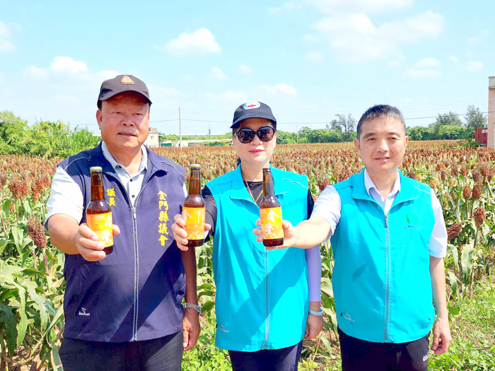 議員洪成發(左)、農會理事長許玉昭議員(中)、總幹事文水成(右)宣布今年度金螢啤酒限量推出。(許峻魁攝)