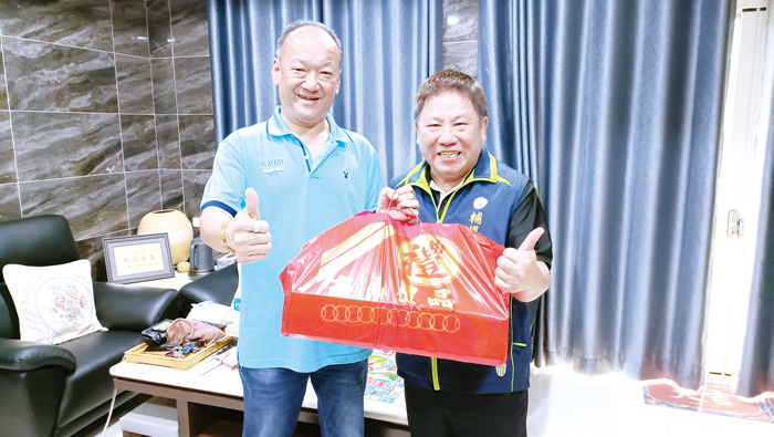 金門縣榮民服務處游文勇處長(右)拜會王國代理事長。(金門縣榮民服務處提供)