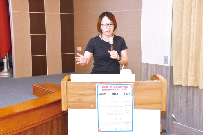 縣府與勞動部辦理「112年度職場平權暨性騷擾防治研習會」，邀請德臻法律事務所郭怡青律師主講。（莊煥寧攝）