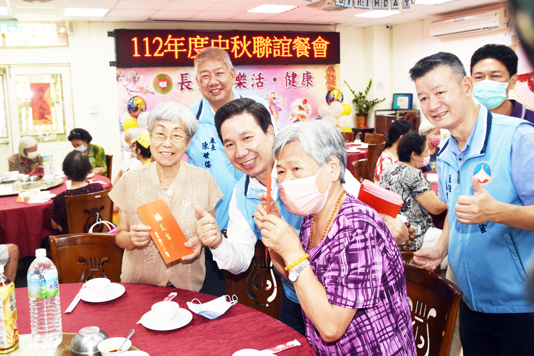 金門縣大同之家舉行歡度112年秋節聯誼餐會，縣長陳福海到場向長輩賀節，頒發中秋節加菜金，並發給每一位長輩一份中秋節慰問金，向大家賀節，並祝大家中秋節快樂、平安健康呷百二。（莊煥寧攝）