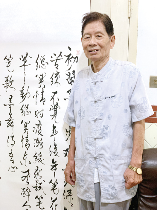 縣籍書法家暨文物收藏家陳添財。(林靈攝)