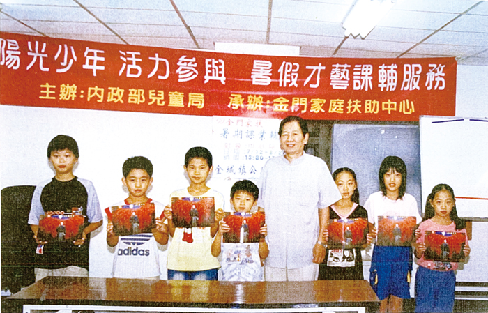 陳添財曾應各單位機關之邀教授地區學童書法。
（陳添財提供）