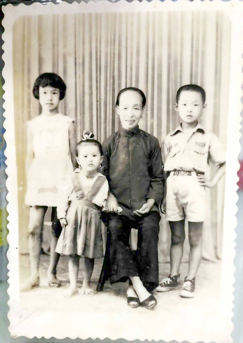 就讀湖埔國小時的姐弟,牧羊女(左)及與後來的〈家書〉男主角楊永斌(右)及老母親侯憐敏合影。(金門文藝社提供)