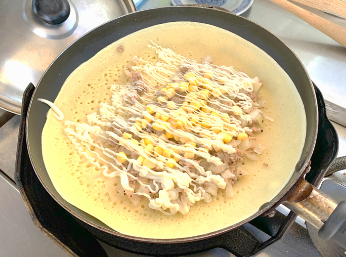鮪魚玉米滿煎糕製作中。(林靈攝)
