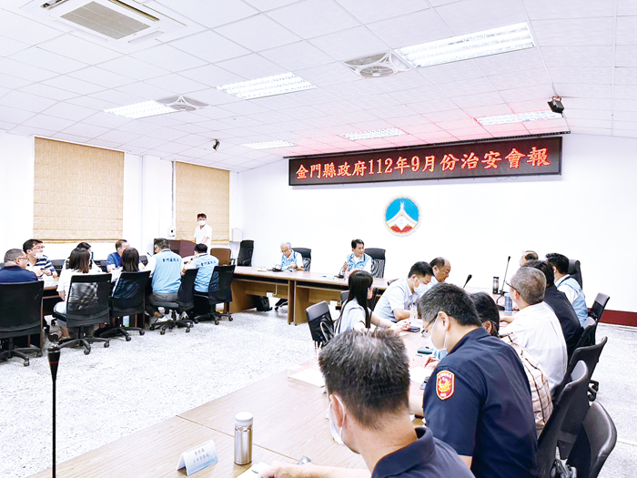 金門縣政府召開112年9月份治安會報,由縣府秘書長謝世傑主持。(陳冠霖攝)