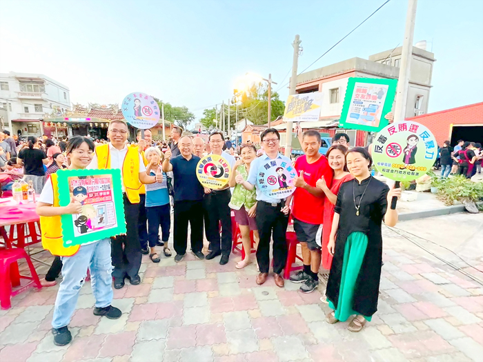 金門地檢署在瓊林村社區發展協會大型中秋晚會中進行反賄選宣導。(金門地檢署提供)