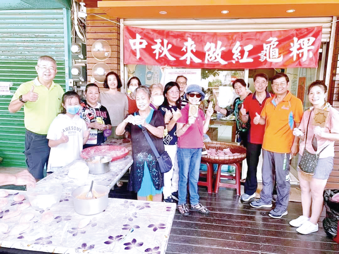 中秋節前夕，新竹市金門同鄉會舉辦「紅龜粿手作體驗」。（該會提供）