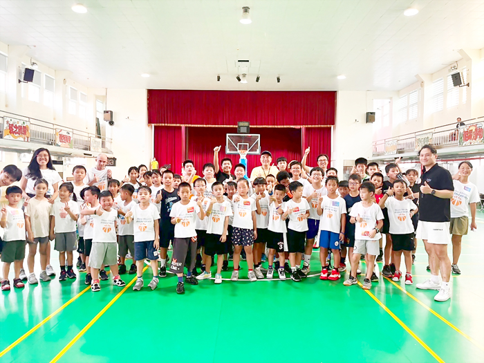 秋節連假，金門青年使命團與籃球教練洪濬正等國內外教練共同舉辦神射手雙語籃球營。（主辦單位提供）