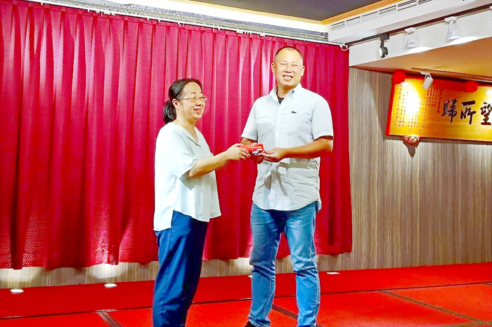 城幼家長會新任會長,由吳伯揚(右)擔任。(金城幼兒園提供)