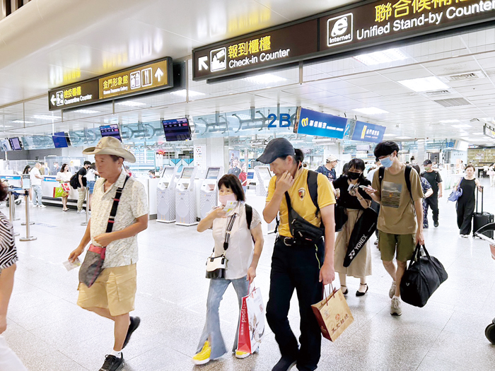中秋連假最後一日,尚義機場出現收假人潮。(高凡淳攝)
