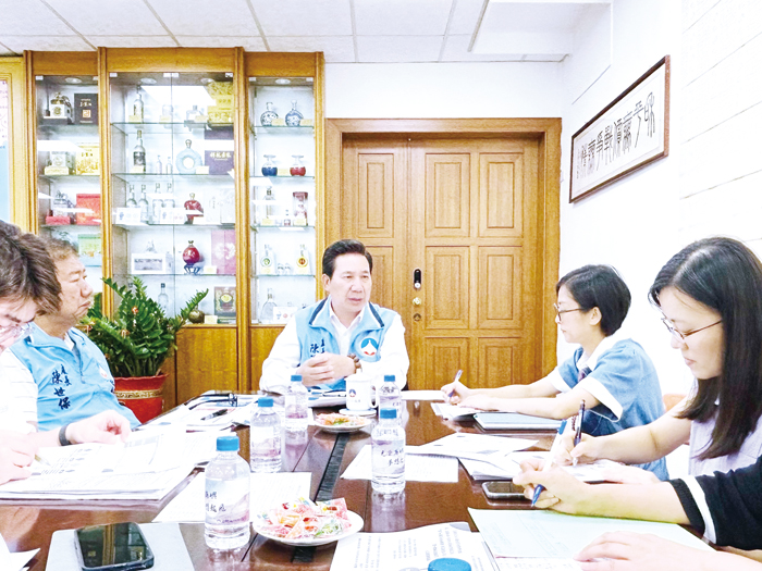 為了完善金門地區的長照網絡,縣長陳福海上任後多次與社會處及相關單位開會規劃未來藍圖。(縣府提供)