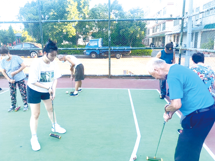 國立金門大學長照系學生指導在地社區長者進行槌球運動情形。（金城鎮衛生所提供）