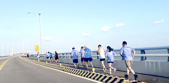 跑者們奔跑在金門大橋上,欣賞落日餘暉。(高凡淳攝)