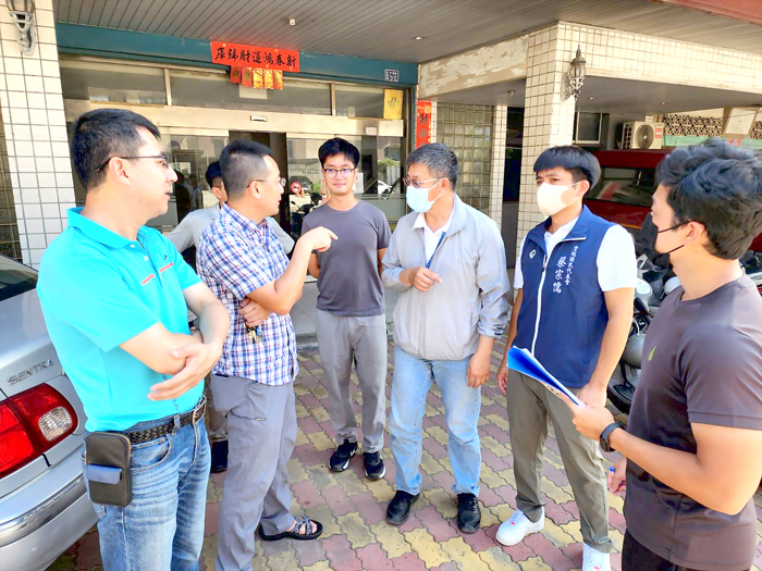 民權民生路段凹陷,民代邀集有關單位會勘。(許峻魁攝)