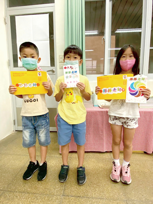 中正國小的學童們在教師節前夕,透過畫畫、寫卡片,動手寫信給幼兒園和任教的老師、家長,讓該校學童們感受到不同的學習樂趣,同時跨越了空間與距離,與昔日的師長表達謝意,意義非凡。(中正國小提供)