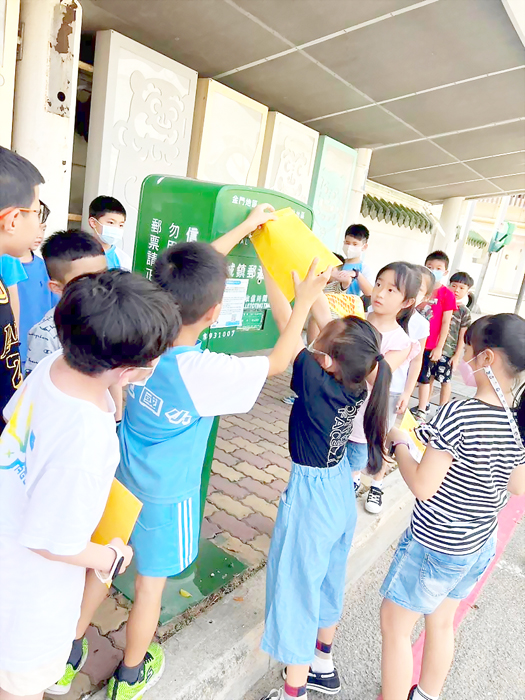 中正國小的學童們在教師節前夕,透過畫畫、寫卡片,動手寫信給幼兒園和任教的老師、家長,讓該校學童們感受到不同的學習樂趣,同時跨越了空間與距離,與昔日的師長表達謝意,意義非凡。(中正國小提供)