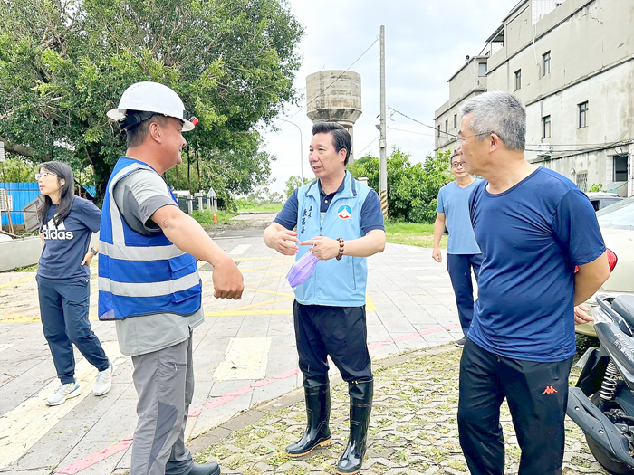 中颱小犬進逼,縣長陳福海呼籲民眾做好防颱工作。圖為前次颱風後縣長勘災狀況。(資料照片/縣府提供)
