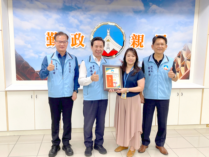 縣長陳福海表揚本縣親善哺集乳室獲獎單位。（金門縣衛生局提供）