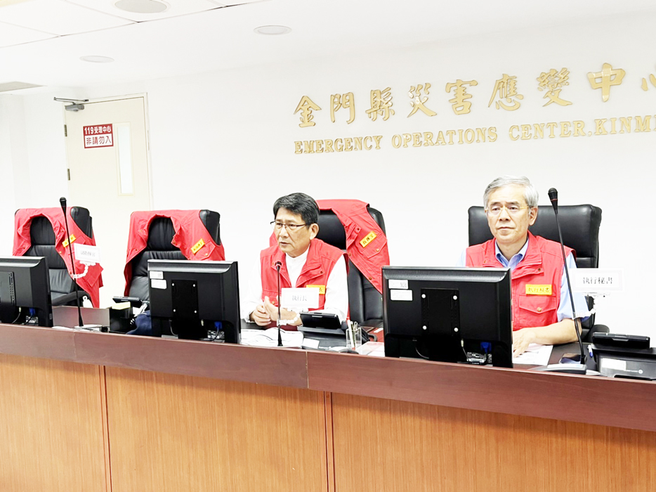 金門縣災害應變中心由秘書長謝世傑（左）主持工作會報，並轉達縣長陳福海指示，各單位要務實加強防颱整備措施。（高凡淳攝）