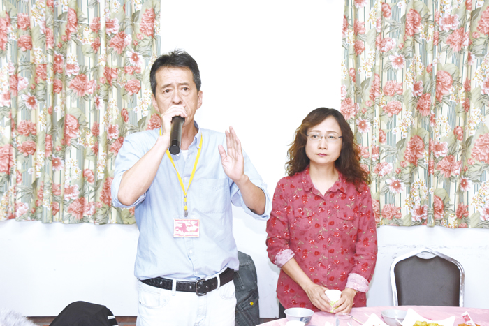楊肅藝（左）再次高票蟬聯理事長，他感謝會員的支持。（莊煥寧攝）