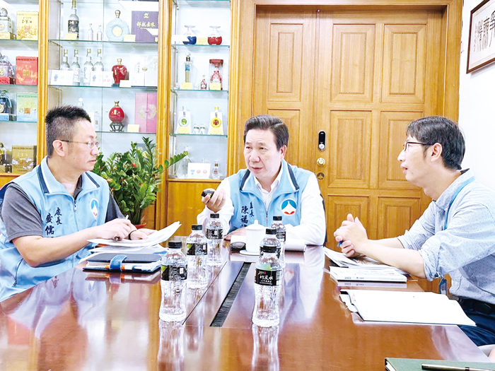 縣長陳福海邀集工務處處長黃儒新、林務所所長鄭向廷等人,研商2-29計畫道路新闢工程計畫與道路配置設計細節。(縣府提供)