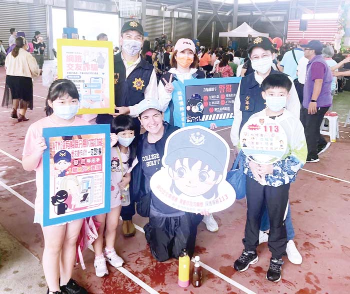 縣警局在烈嶼芋頭節活動現場向到場的民眾進行防詐騙宣導。
（縣警局提供）
