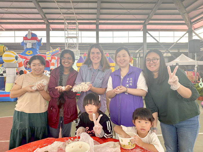 2023烈嶼鄉芋頭季第二天主活動,親子手作DIY搓芋圓,熱鬧登場,民眾、外籍朋友和鄉長洪若珊分享成品。(許加泰攝)