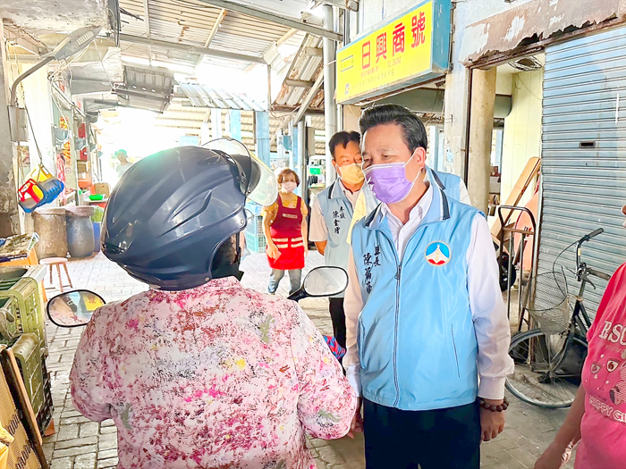 縣長陳福海赴沙美市場巡視，聽取鄉親對於改建市場的意見。（縣府提供）