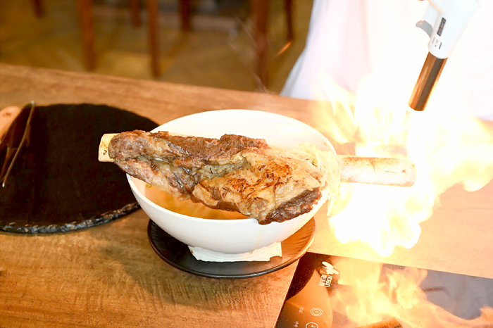 金牪餐廳「戰斧牛排家常麵」（圖）勇奪臺北國際牛肉麵節銀牌，即日起至10月24日止推出優惠。（金牪餐廳提供）