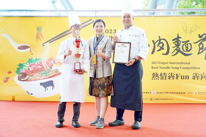 金牪餐廳「戰斧牛排家常麵」勇奪臺北國際牛肉麵節銀牌，即日起至10月24日止推出優惠。（金牪餐廳提供）