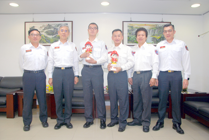 消防局指揮中心小隊長陳佳峻（左三）、金沙義消分隊副分隊長王崇帆（右三）榮獲112年度全國消防暨義消楷模「鳳凰獎」殊榮。（消防局提供）