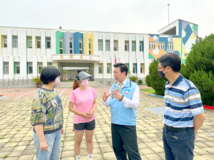 縣長陳福海召開「校園周邊暨行車安全道路改善計畫」討論會議,並前往多個學校視察。(縣府提供)