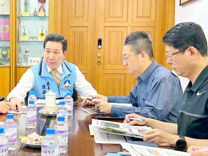 縣長陳福海召開「校園周邊暨行車安全道路改善計畫」討論會議,並前往多個學校視察。(縣府提供)