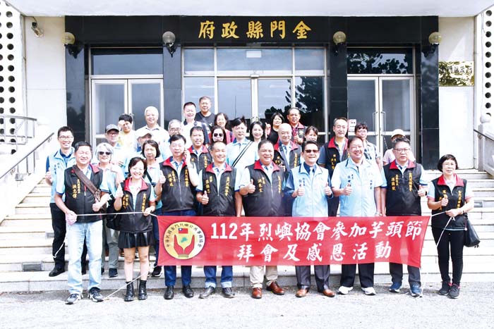 圖為烈嶼公共事務協會在縣府大樓前合影。（楊水詠攝）
