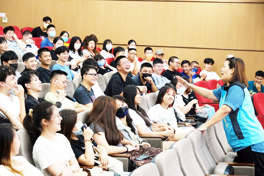 打詐金門隊防詐宣導團在副縣長李文良帶領下前抵轄內金門大學，進行反詐、識詐宣導，獲得師生熱烈迴響與好評。（縣警局提供）