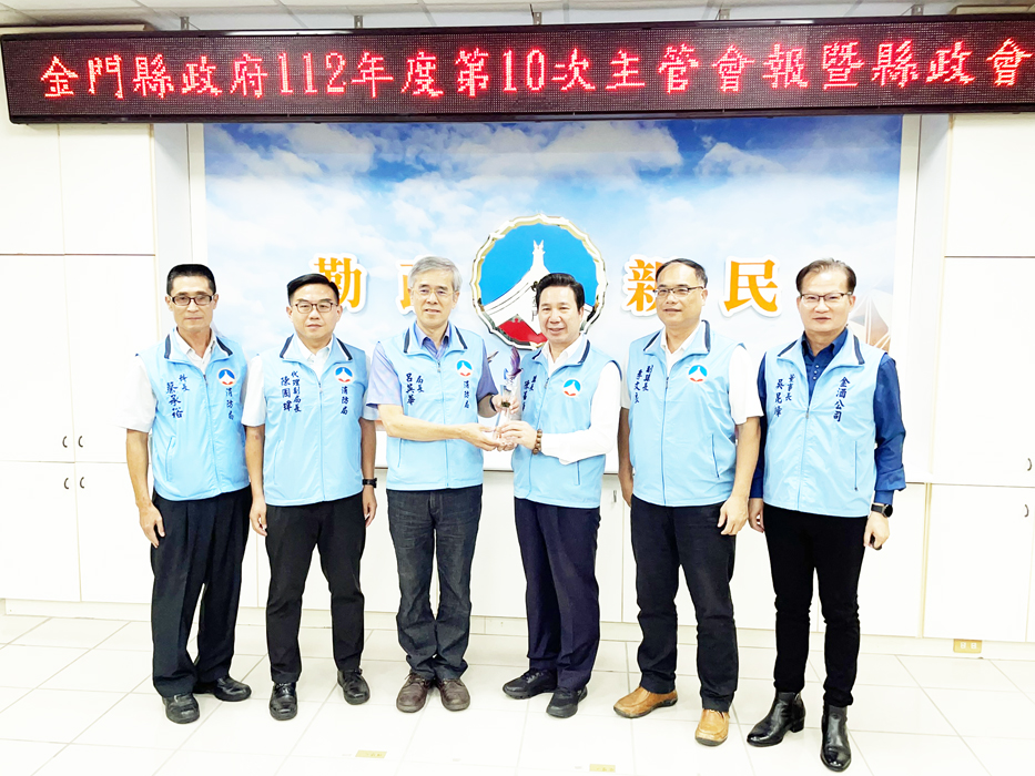 金門縣消防局榮獲「內政部消防署111年消防績優救護人員團體金質獎」，昨日獻獎給縣長陳福海。（陳冠霖攝）