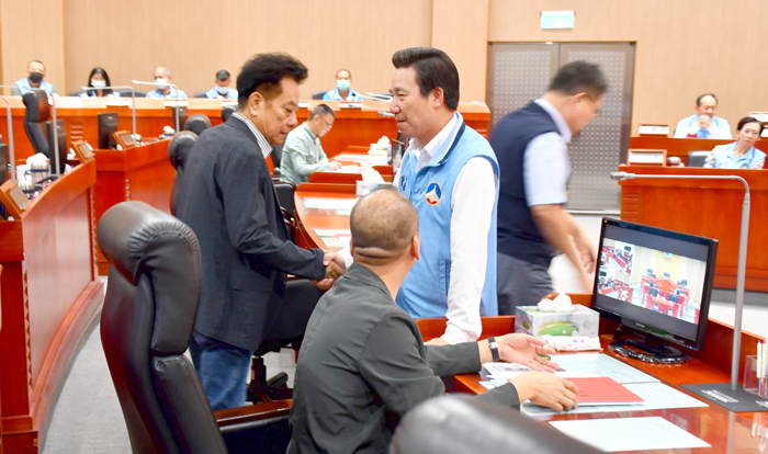 縣長陳福海在議事廳向議長洪允典、議員致意情形。（楊水詠攝）