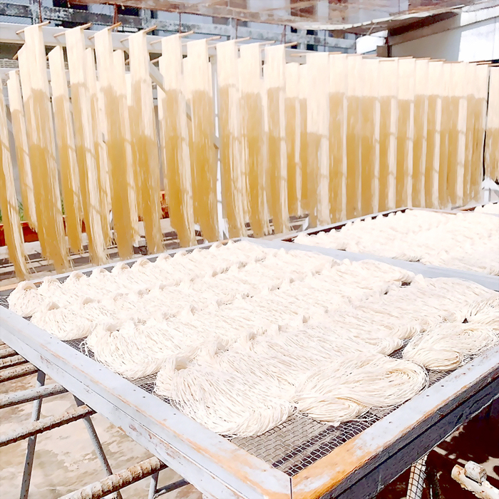 自然晾曬、自然乾燥是手工麵線製程中的重要關鍵。（大山製麵廠提供）