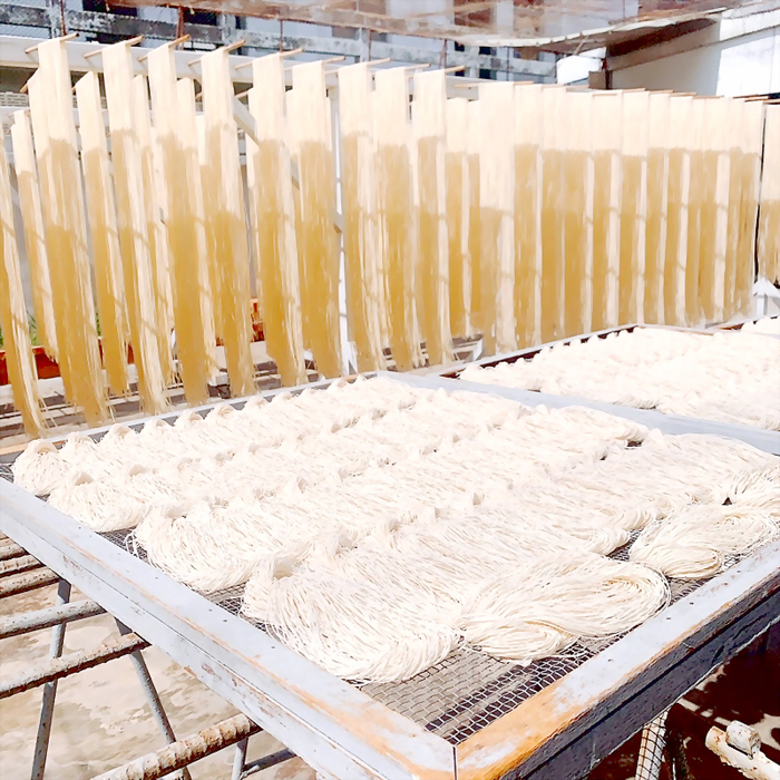 自然晾曬、自然乾燥是手工麵線製程中的重要關鍵。(大山製麵廠提供)