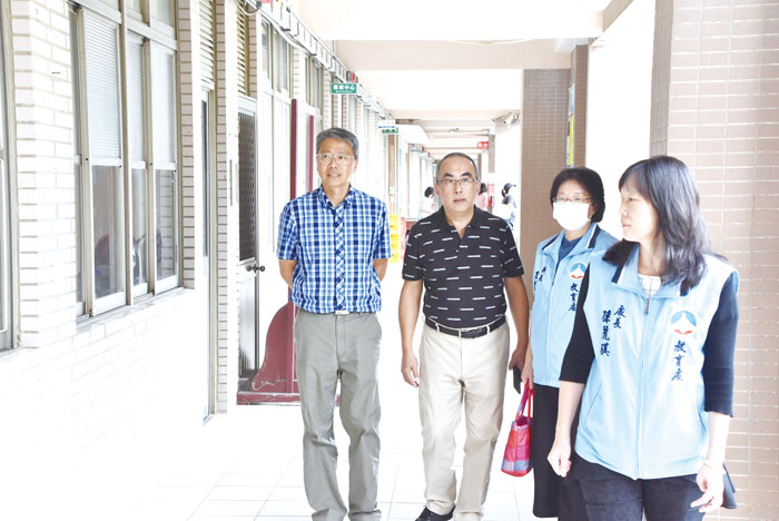 金門縣政府教育處處長孫麗琪、科長王麗娟、金城國中校長謝志偉,在聯合報教育事業部業務總監羅湘倫陪同下視察試場,為參賽同學加油打氣。(李增汪攝)