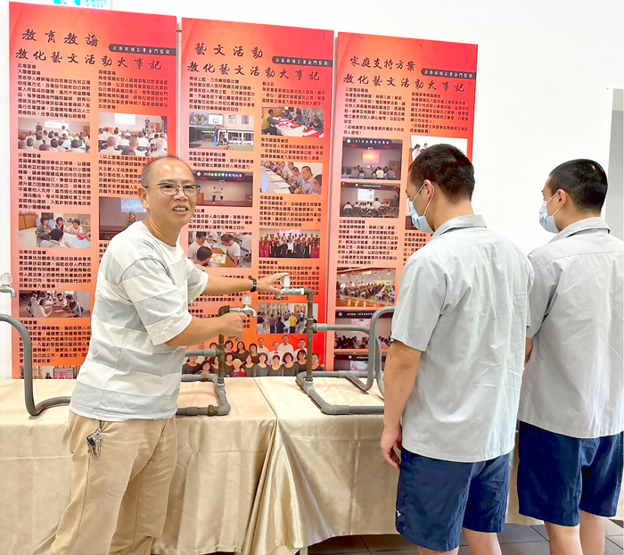 金門農工教師謝銳（左一），指導收容人配管知能。（辛亦姵攝）