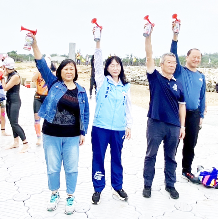 金門鐵人三項挑戰賽，在金門體育會唐麗輝理事長（左一）、縣府教育處孫麗琪處長（左二）、金沙鎮吳有家鎮長（左三）、金門縣立體育場王志仁場長（左四）一同鳴槍下水起跑。（辛亦姵攝）