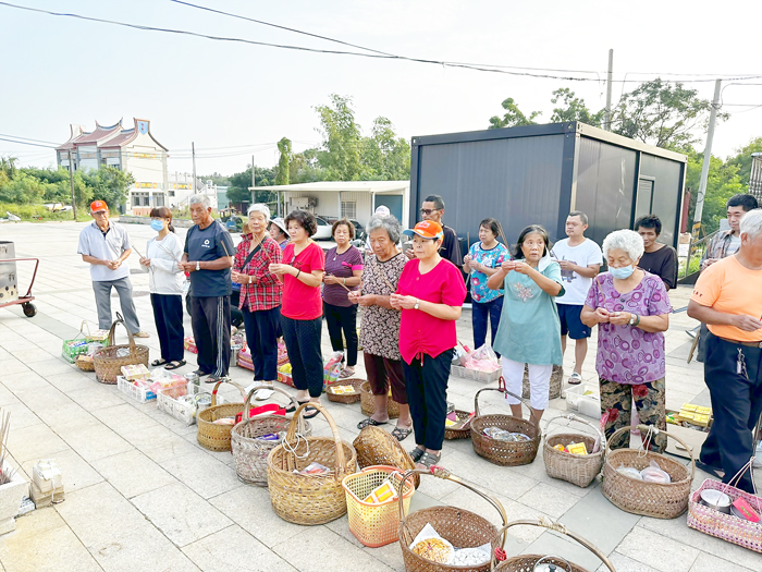 今年即將舉辦的「后湖卯年海醮」15日正式舉行「中營豎旗」儀式，村民虔誠拿香祭拜。（陳冠霖攝）