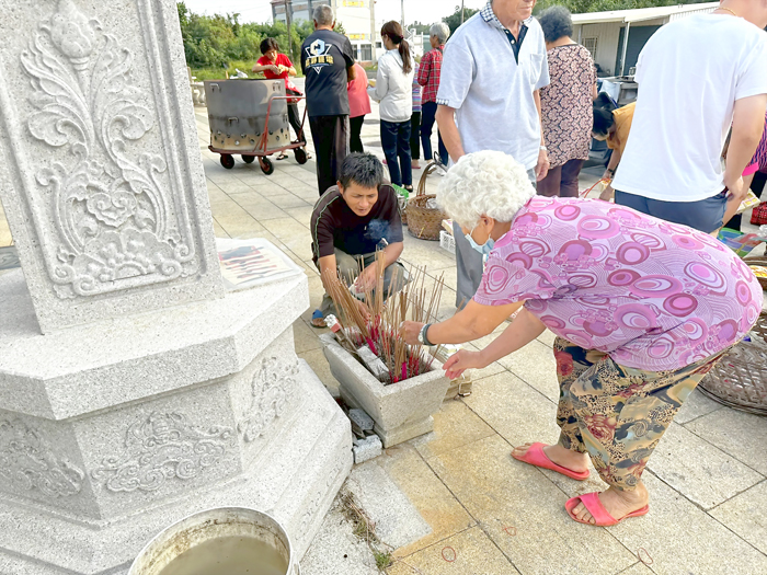 今年即將舉辦的「后湖卯年海醮」15日正式舉行「中營豎旗」儀式，村民虔誠拿香祭拜。（陳冠霖攝）