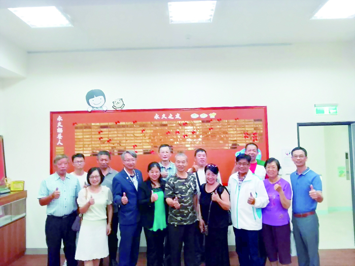 金門家扶中心日前於家扶中心二樓會議室舉辦「永久之友」授證暨座談會,氣氛熱鬧並對家扶中心提出諸多建言。(李增汪攝)