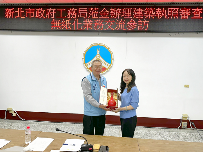 縣府建設處長張瑞心（左）送上金門高粱酒給新北市政府工務局作紀念。（陳冠霖攝）