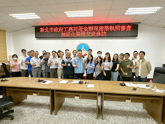 新北市政府工務局主任秘書康祐寧率該局同仁抵金參訪，並至縣府建設處觀摩交流。（陳冠霖攝）