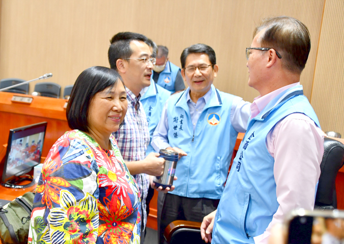 議員唐麗輝（左）、董森堡（左二）與金酒董事長吳昆璋（右一）、縣府秘書長謝世傑（右二）討論金酒招考新進作業員報名年齡資格問題。（楊水詠攝）